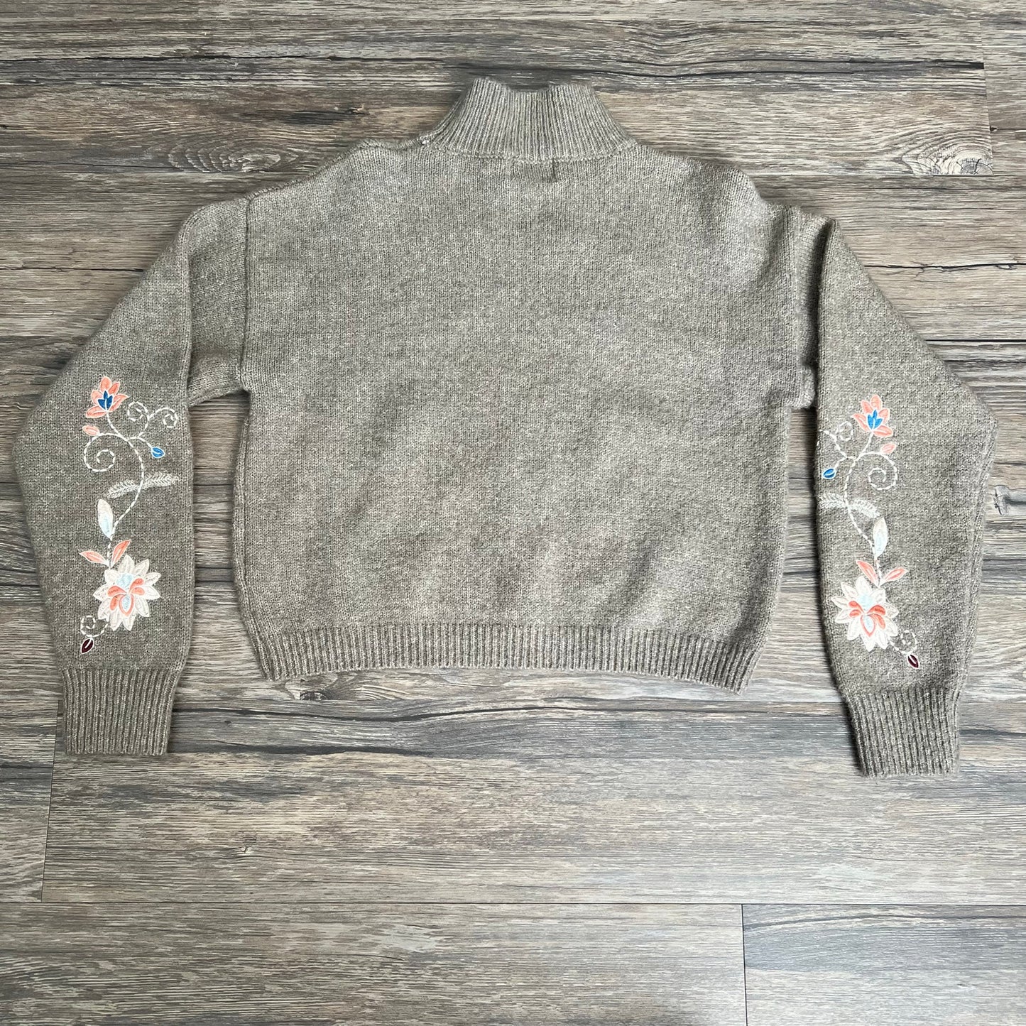 Jun & Ivy Gray Floral Sweater